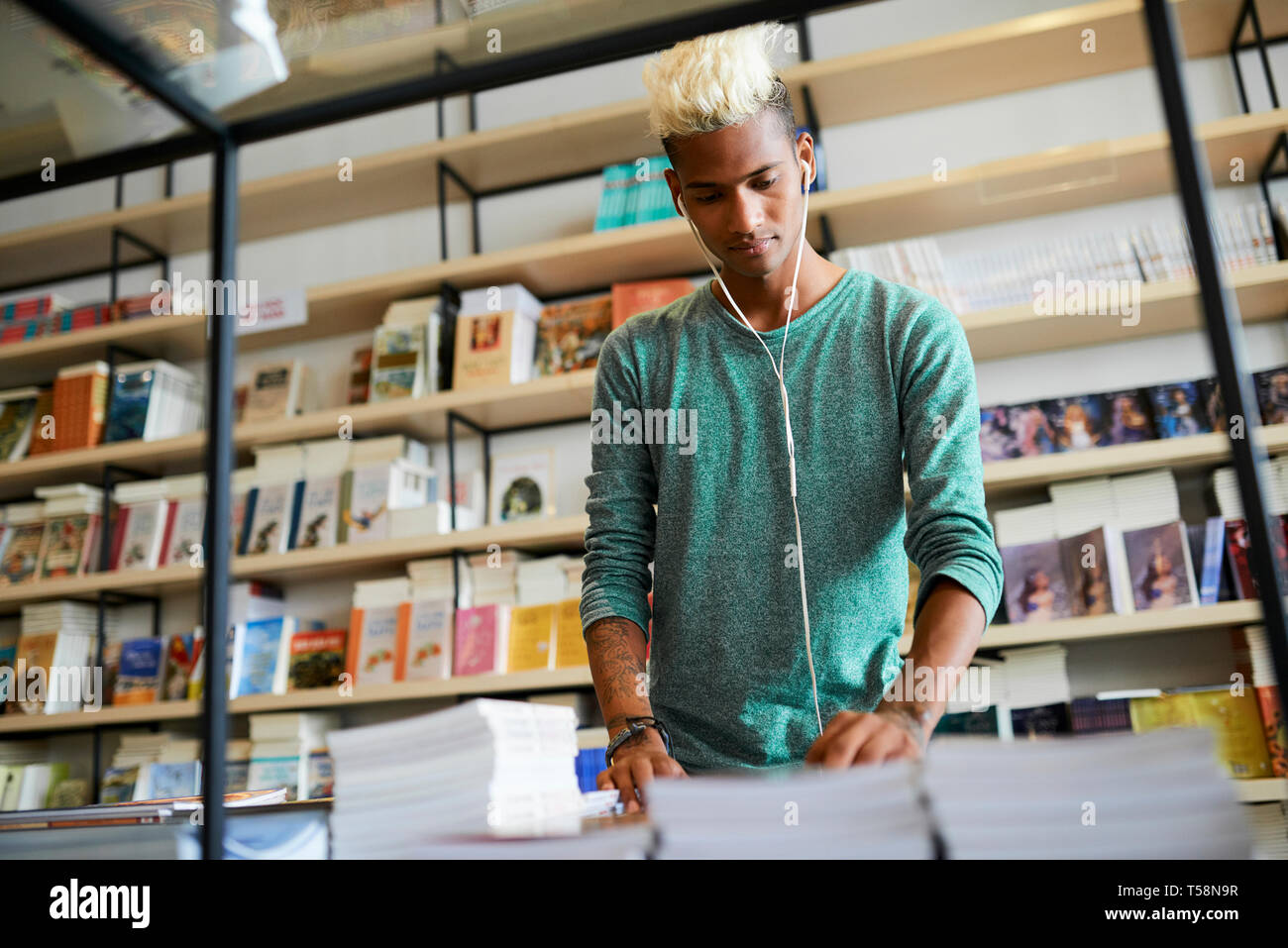 Junger Student der Auswahl wissenschaftlichen Zeitschrift Stockfoto