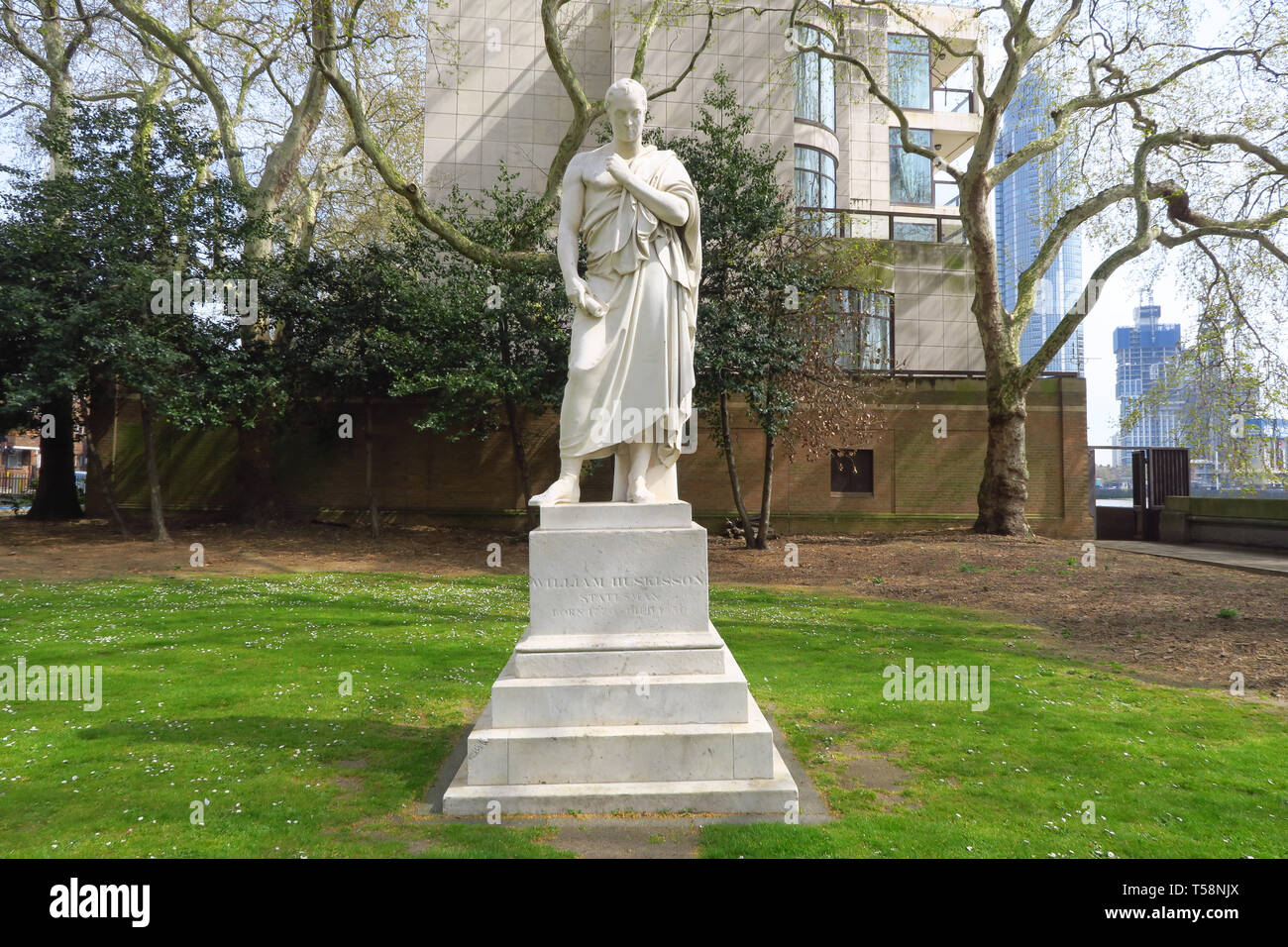 Commemorative Statue von William Huskisson, die erste Person, die getötet durch einen Zug im Jahre 1830, die in Pimlico Gärten steht auf dem nördlichen Ufer des Riv Stockfoto