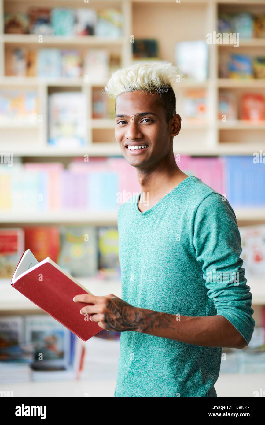 Lächelnd schwarz Student Buch lesen Stockfoto