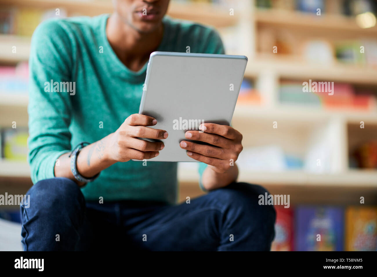 Mit tablet Online Kurs zu nehmen Stockfoto
