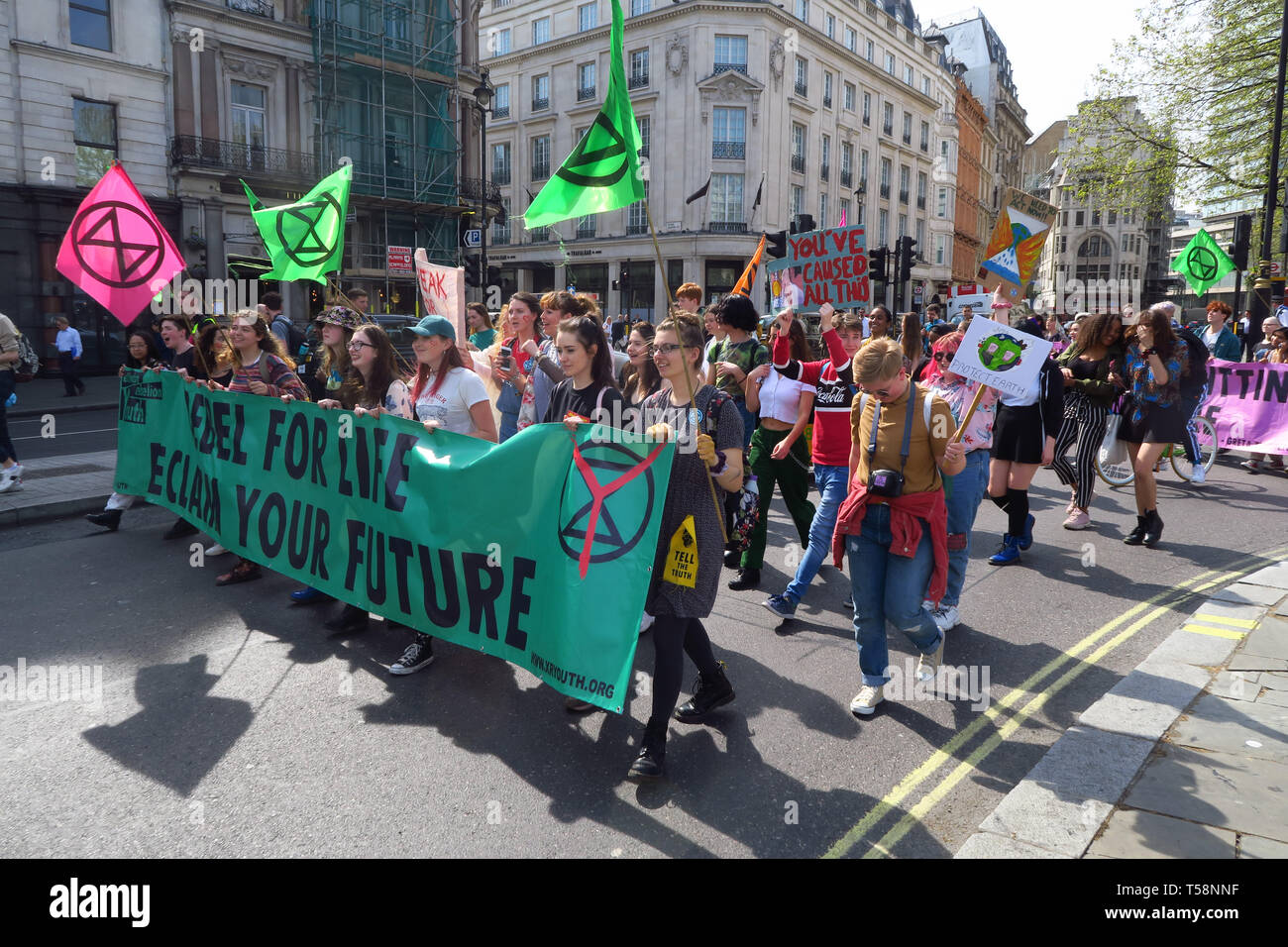 Eine Gruppe von Aussterben Rebellion Jugend Demonstranten März um die Südseite des Trafalgar Square, Central London. Eine von vielen Märsche gegen den Klimawandel Stockfoto