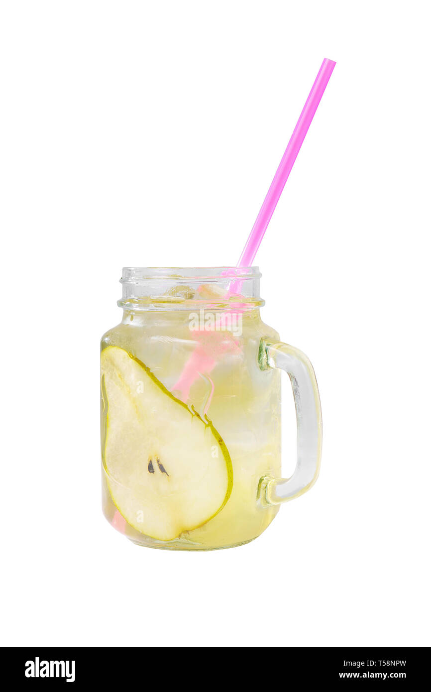Eine einfarbige, gelb, transparent Cocktail, kalten Tee in einem Glas mit Eis, Stroh und pear-Läppchen, Seitenansicht, isoliert weißer Hintergrund, Trinken Stockfoto