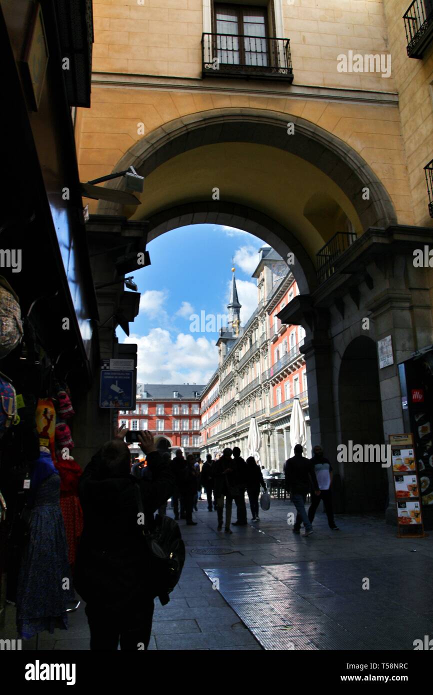 Madrid, Spanien - 7. März 2019: wunderschöne Straße, die den Platz von La Plaza Mayor führt Calle De La Sal in Madrid viele Menschen Stockfoto