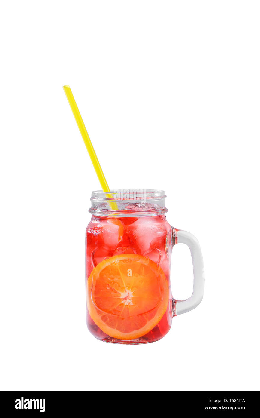 Ein 1-farbigen, transparenten Cocktail, kalten Tee, erfrischende im Glas mit Eiswürfeln, Orange Slice, Zitrone und den Geschmack von Beeren, greiprut, Stroh, Stockfoto