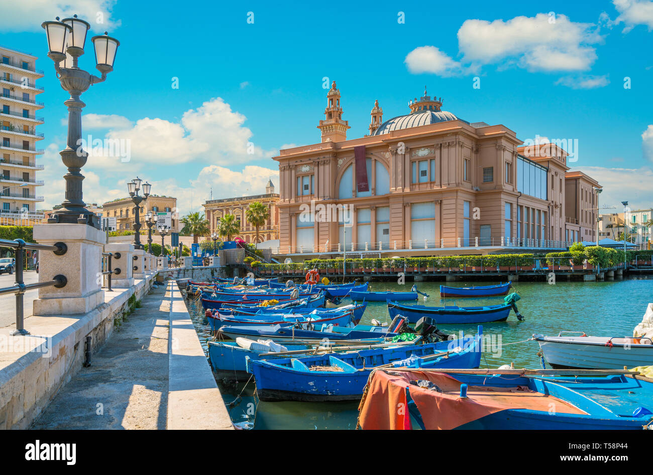 Malerische Ansicht mit Angedockten blau Boote und Margherita Theater in Bari, Apulien, Süditalien. Stockfoto