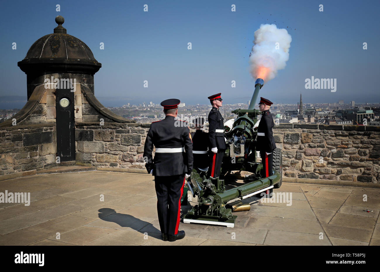 105 Regiment Royal Artillerie ein 21 Royal Gun Salute von den Wällen des Edinburgh Castle zu Ehren des Geburtstags der Königin. Stockfoto