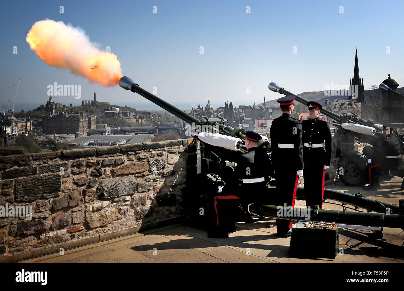 105 Regiment Royal Artillerie ein 21 Royal Gun Salute von den Wällen des Edinburgh Castle zu Ehren des Geburtstags der Königin. Stockfoto
