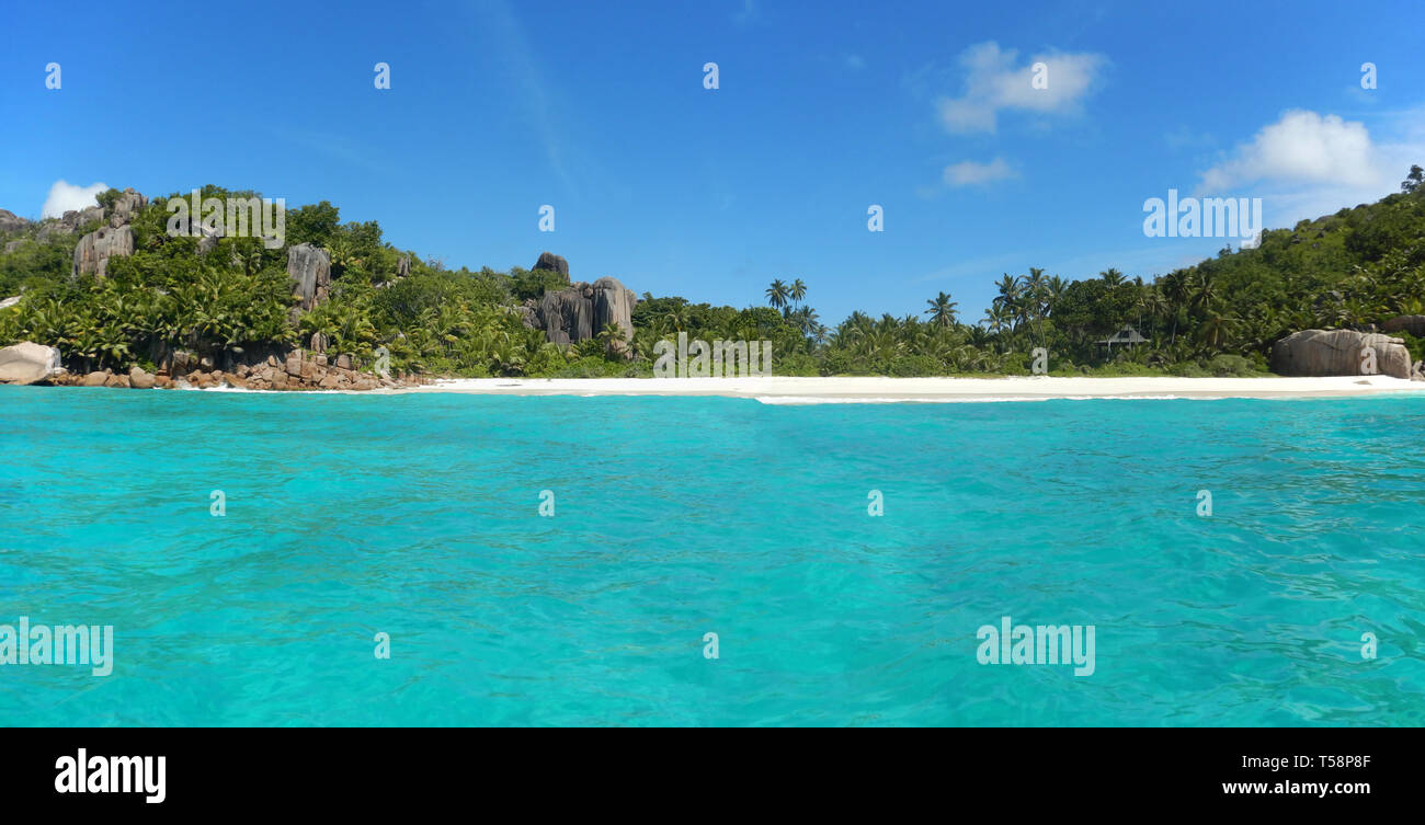 Panoramablick vom Boot aus der schönen abgelegenen Strand auf den Seychellen kleine Schwester Insel Stockfoto