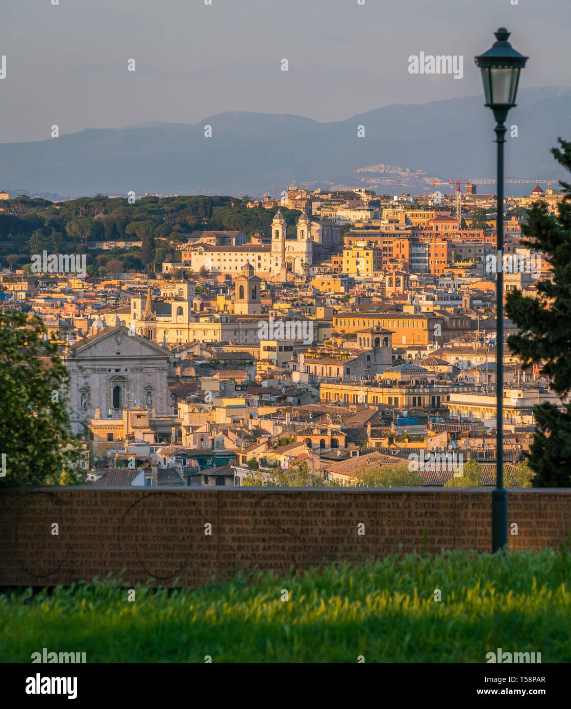 Am späten Nachmittag Panorama mit Trinità dei Monti aus dem Gianicolo in Rom, Italien. Stockfoto