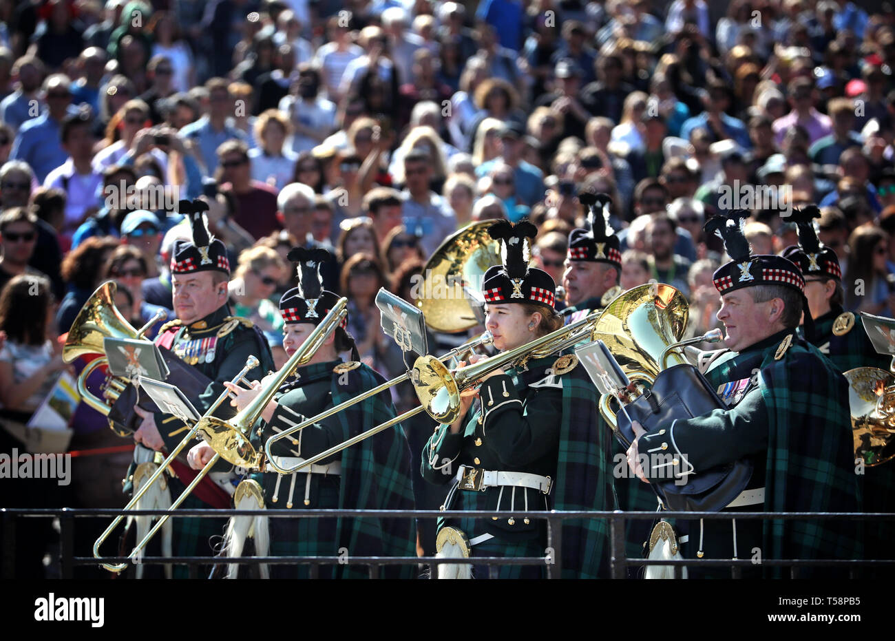 Mitglieder der Kombinierten Hochland und Tiefland Bands der Königlichen Regiment von Schottland spielen, bevor die 105 Regiment Royal Artillerie ein 21 Royal Gun Salute von den Wällen des Edinburgh Castle zu Ehren des Geburtstags der Königin. Stockfoto