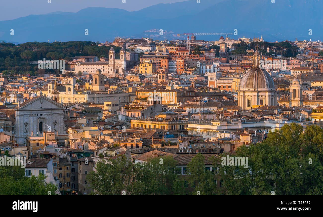 Am späten Nachmittag Panorama mit Trinità dei Monti aus dem Gianicolo in Rom, Italien. Stockfoto