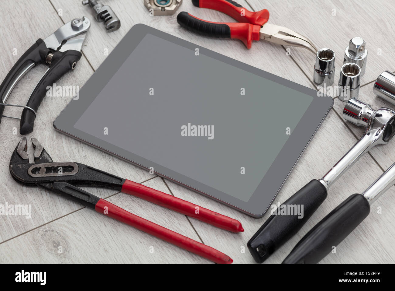 Tablette mit leeren Bildschirm und Construction Tools rund um Stockfoto