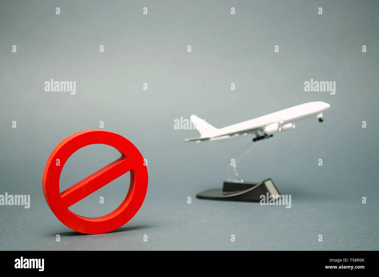 Das Zeichen des Verbots und eine Miniatur Spielzeug Flugzeuge. Auf Flügen von zivilen Flugzeugen zu verbieten. Verbotene Zone. Stop-Symbol. Verbote der Bau von Flughäfen. Ebene. Stockfoto
