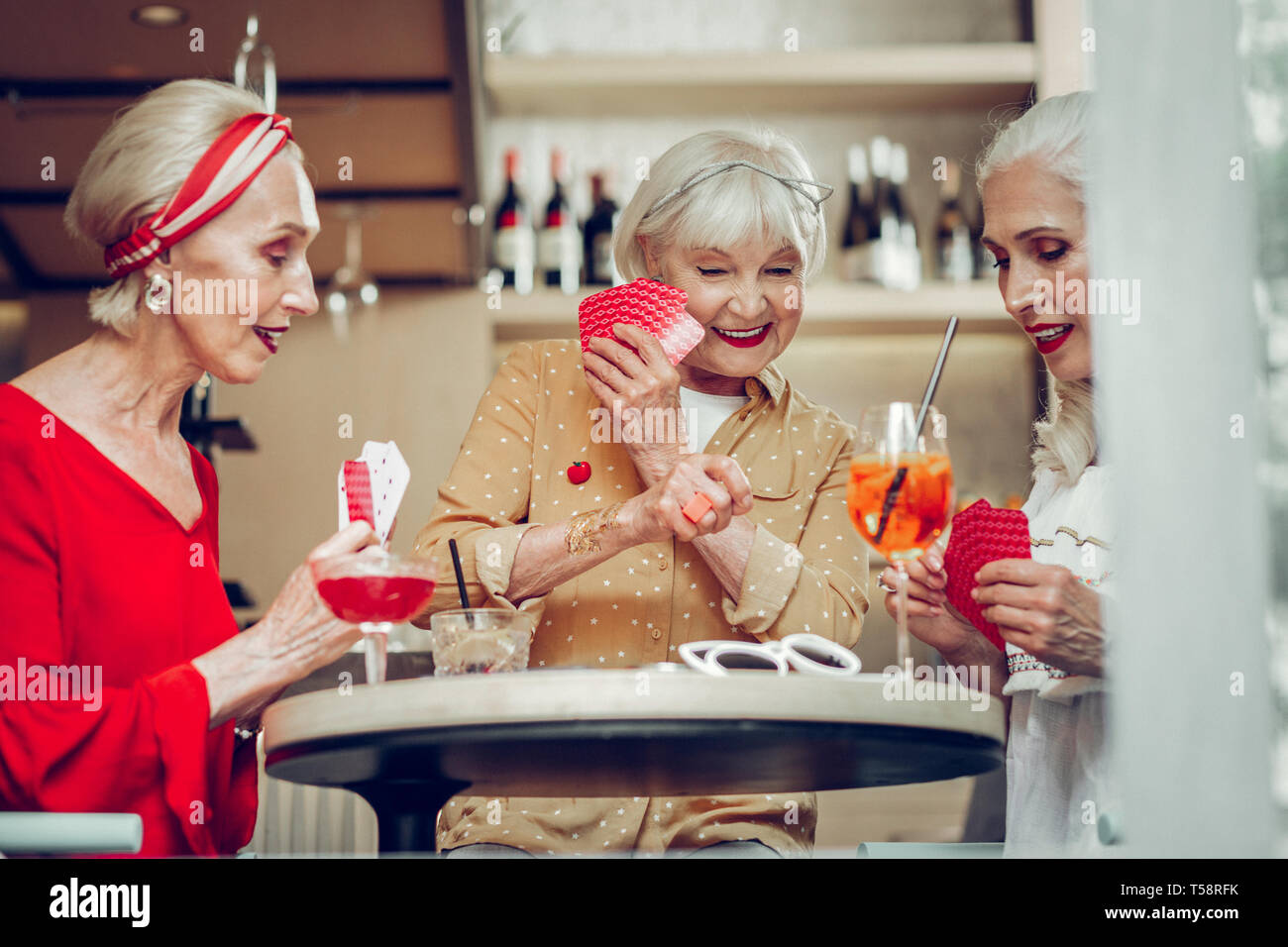 Gerne nette ältere Frauen, die ihre Karten Stockfoto