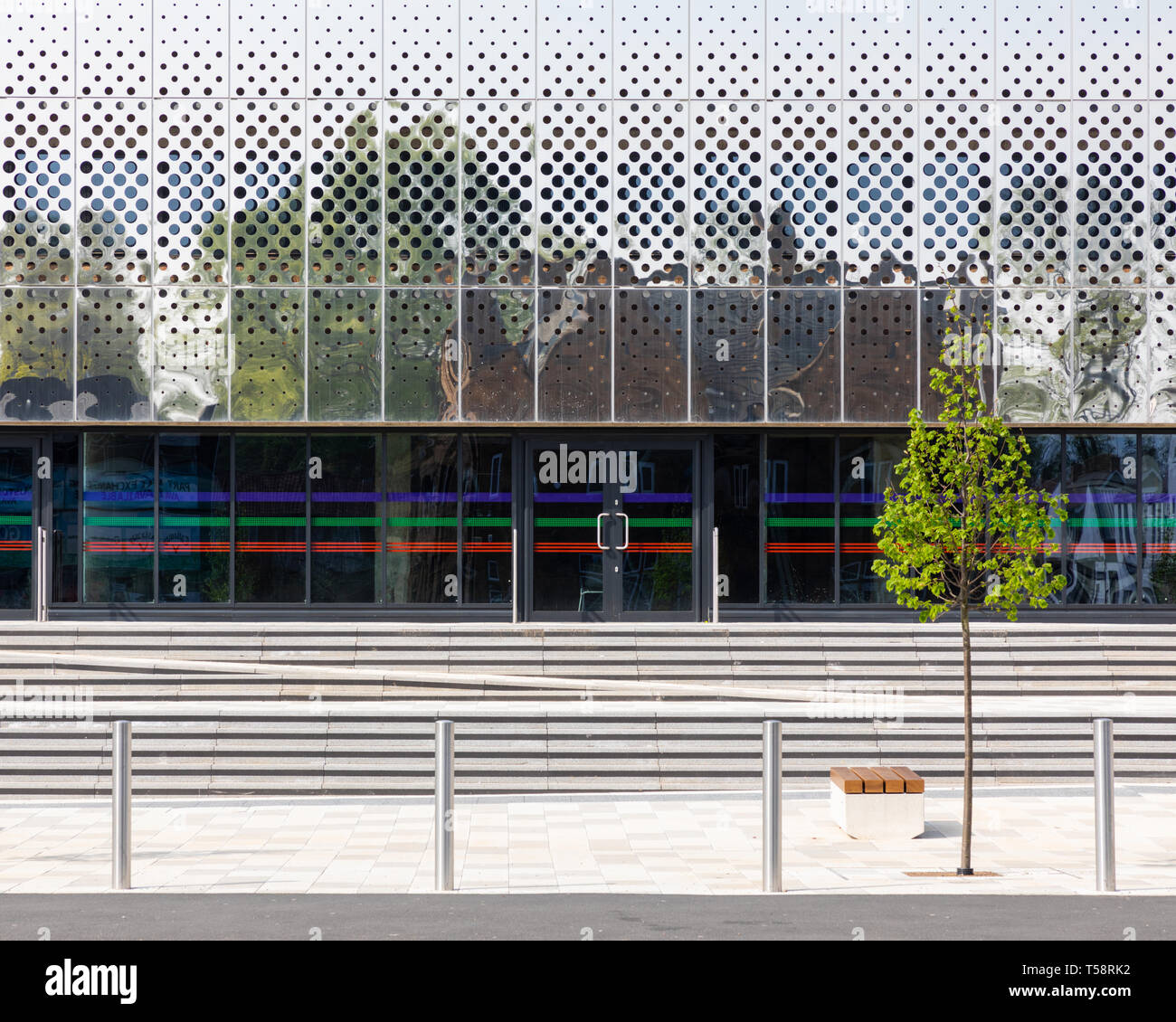 Northampton, Northamptonshire/UK - 22. April 2019: Die Fassade von Northampton International Academy, eine Schule in der Nähe des Stadtzentrums. Stockfoto