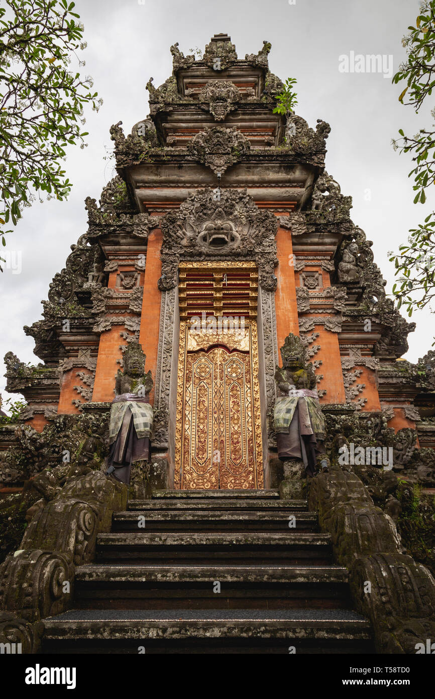 Dekorative Eingang zu einem Tempel auf Bali, Indonesien Stockfoto