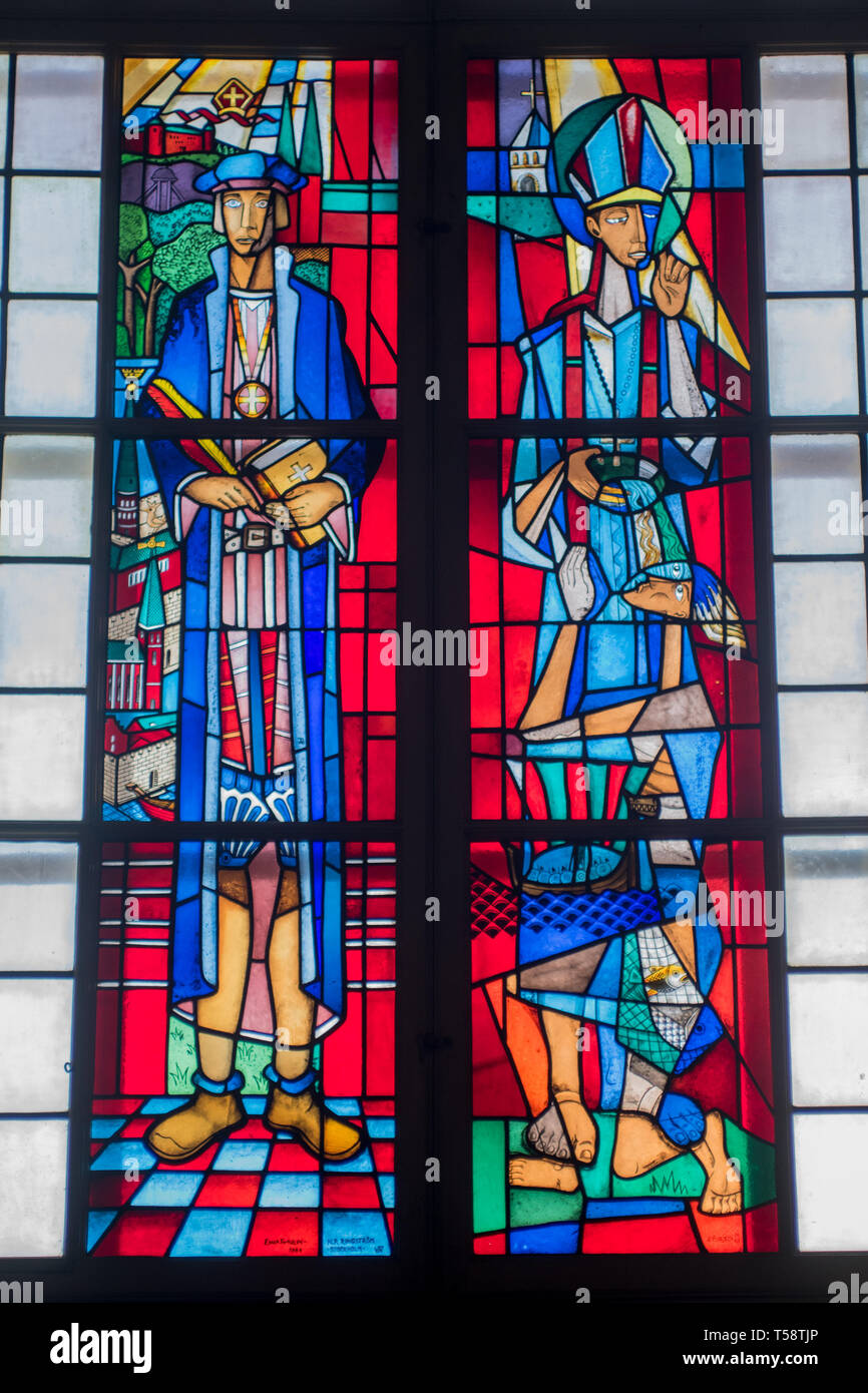Andreas Carl Einar Forseth farbenfrohe moderne Glasfenster, der Reformator Olaus Petri und heilige Sigfrid von Schweden, in der Storkyrkan Stockfoto