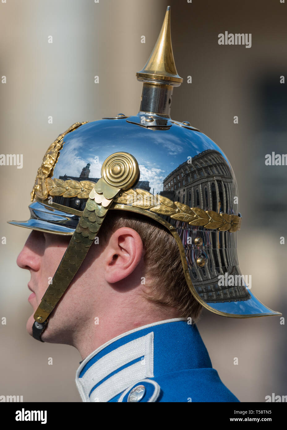 Der Königliche Palast in Stockholm spiegelt sich in der Silver pickelhaube Helm eines Königlichen Schwedischen Life Scots Guards, während die Wachablösung. Stockfoto