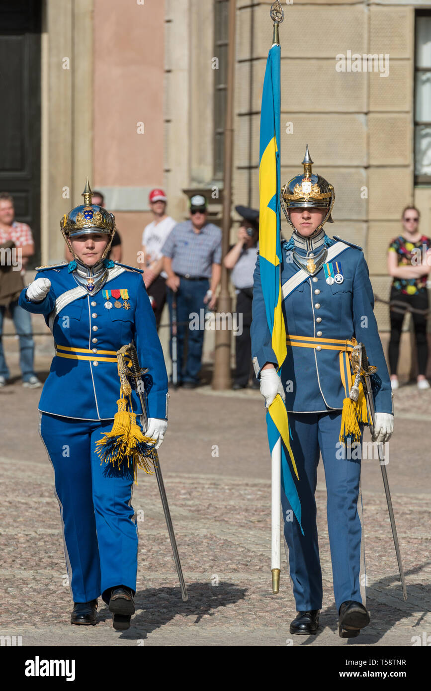 Zwei Königliche Schwedische Life Guards Parade mit der schwedischen Flagge während der wachablösung an der Königliche Palast in Stockholm Stockfoto