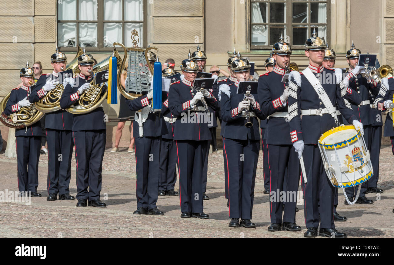 Musiker der Royal Swedish Army Band in den zeremoniellen Kleid Uniformen und schwarze pickelhaube Helme spielen während der wachablösung Stockfoto