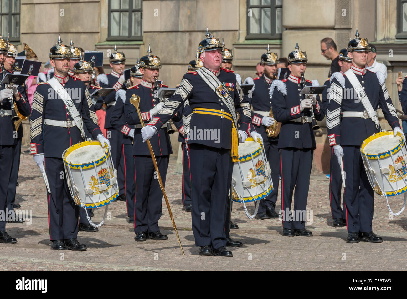 Der Königlich Schwedischen Guards band in Dunkelblau und Schwarz full Dress Uniform pickelhaube Helme paradieren während der wachablösung. Stockfoto