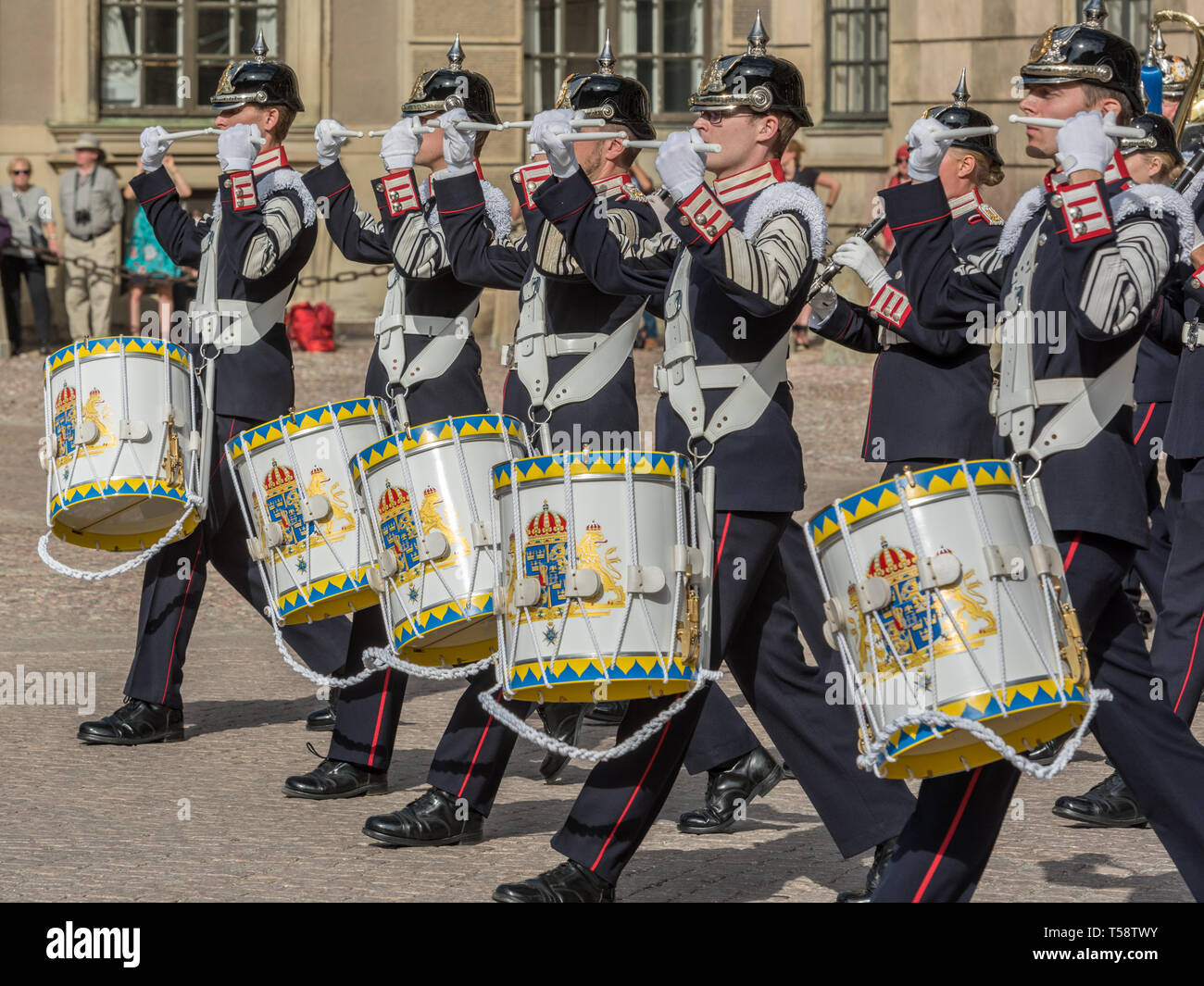 Trommler der Königlichen Schwedischen Army Band in Dunkelblau und Schwarz full Dress Uniform pickelhaube Helme paradieren während der wachablösung. Stockfoto