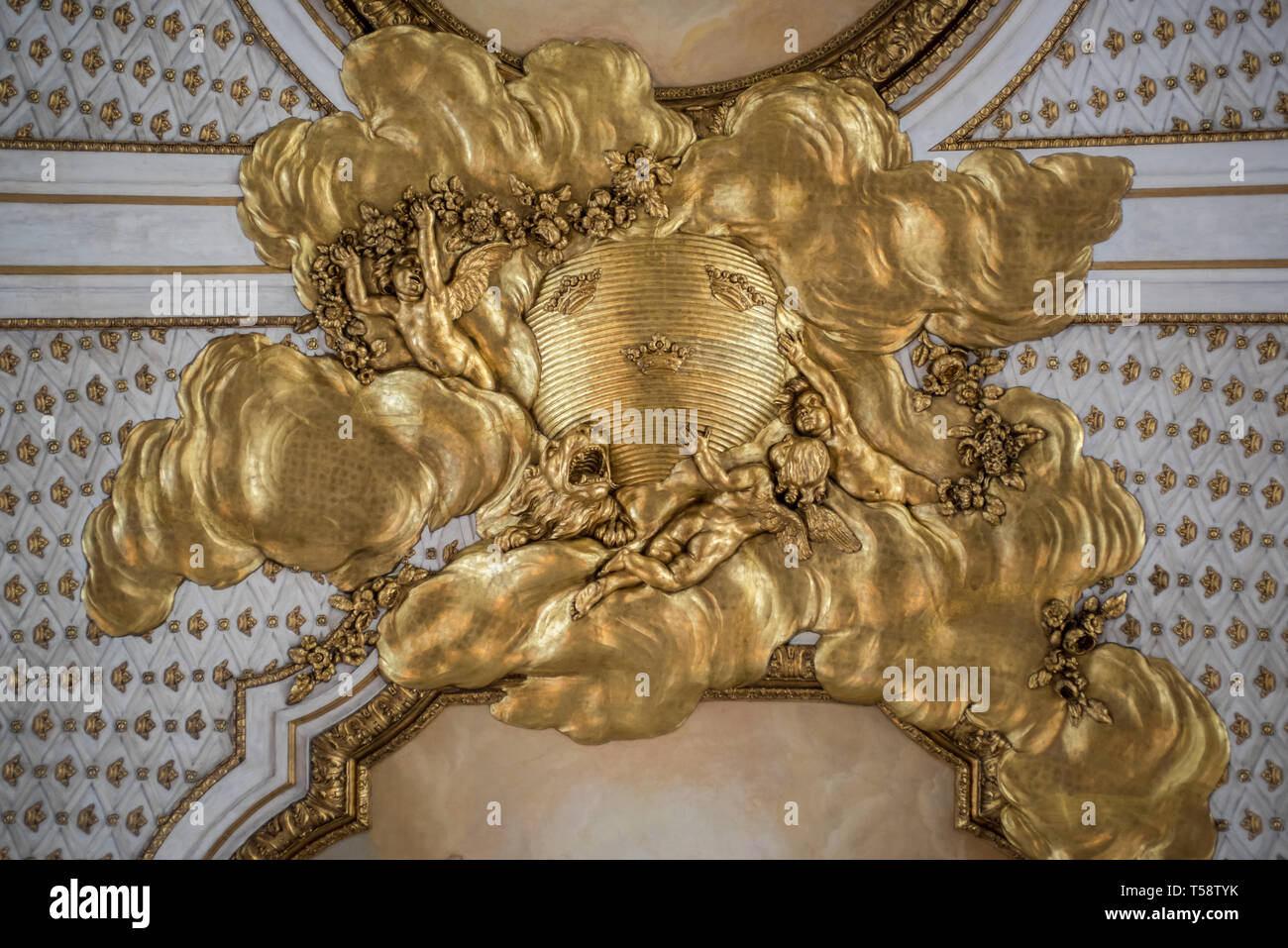 Ein Löwe und Engelchen auf Wolken umgeben das Wappen der Schwedischen Königlichen Familie an der Decke der Königlichen Kapelle in der Königliche Palast in Stockholm Stockfoto