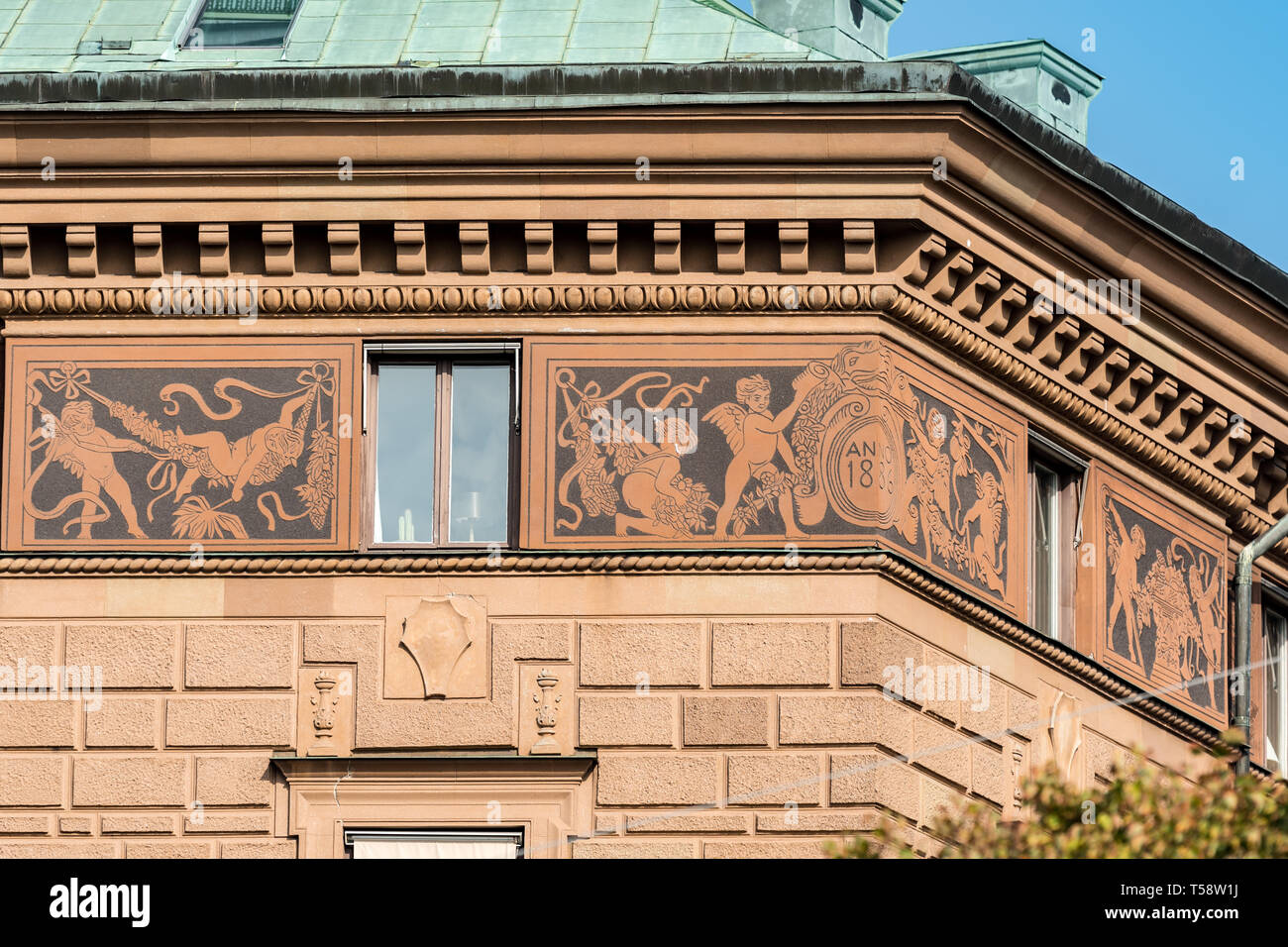 Reich verzierten relief Dekoration rund um den oberen Teil Nr. 19 Strandvägen, dem ehemaligen Hauptsitz der schwedischen Feuer Versicherung Agentur. Stockfoto