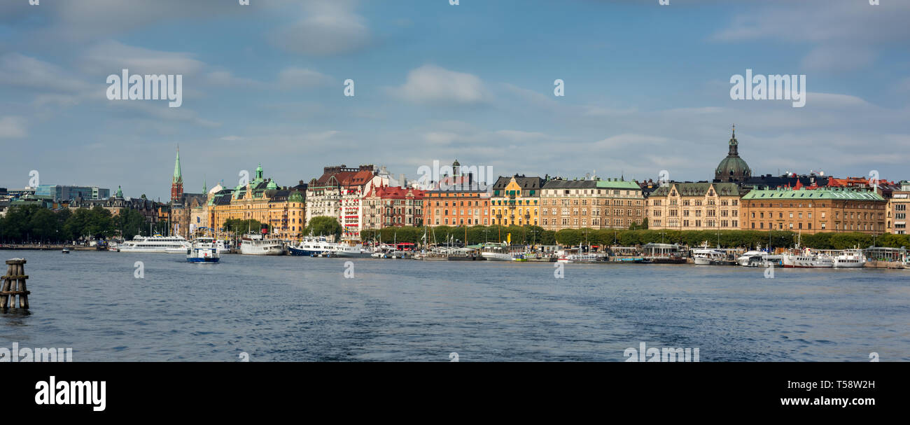 Die bunten Gebäude der Strandvägen und Östermalm säumen die Ufer der Bucht und Nibroviken Ladugårds - landsviken in Stockholm. Stockfoto