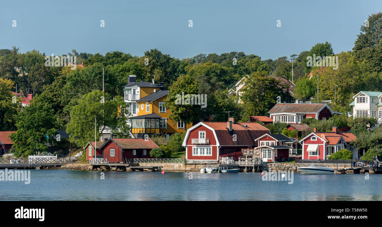 Bunte Ferienwohnungen an der Ostsee auf Vaxholm in den Stockholmer Schären Stockfoto