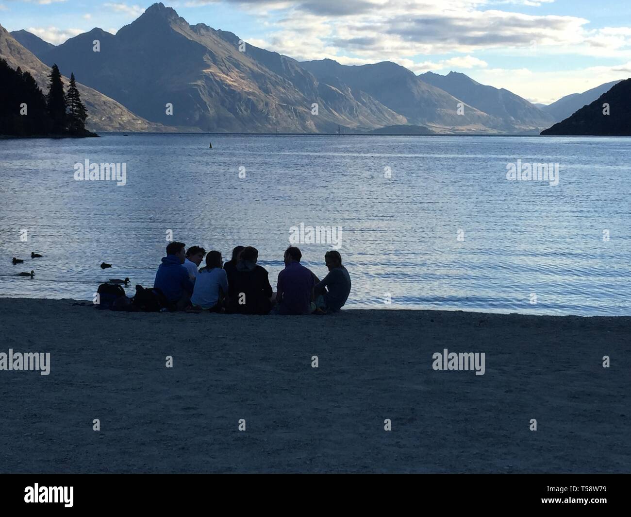 Freunde am See in Queenstown. Stockfoto