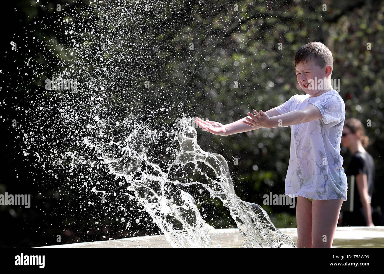 Brodie Tait, sechs, kühlt sich ab im Ross Brunnen in Edinburgh Princes Street Gardens wie das Vereinigte Königreich weiterhin die warme Ostern Wetter zu genießen. Stockfoto