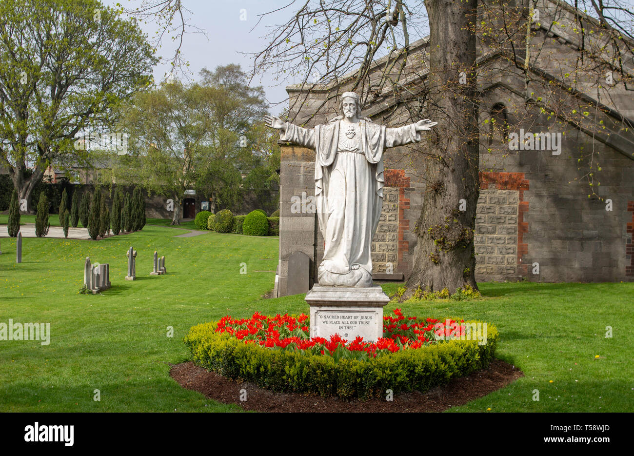 Die Statue von Jesus auf dem Grundstück der Kirche vom Heiligen Herzen Jesu in Arbour Hill. Stockfoto
