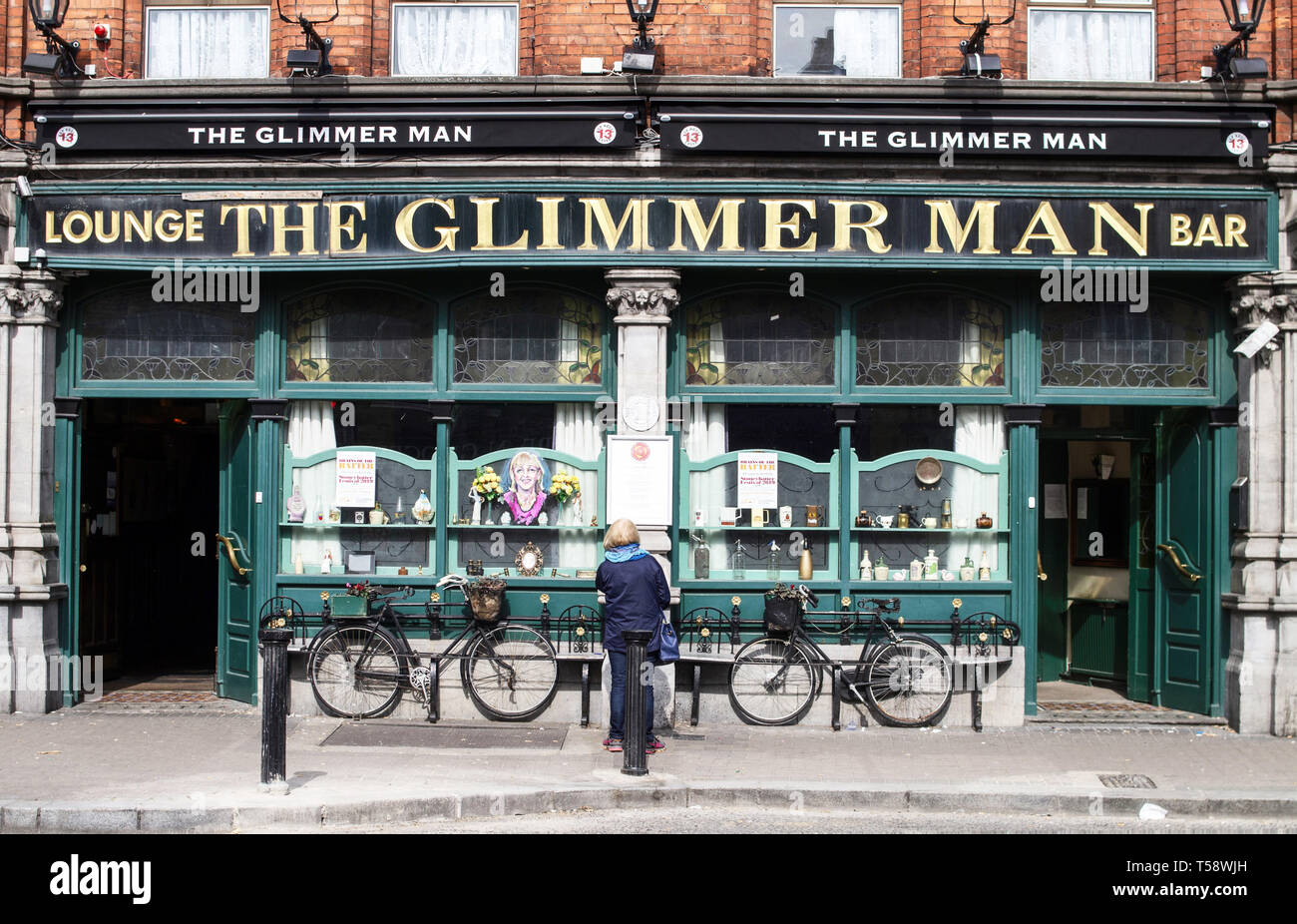 Der Schimmer Mann Pub in Dublin Stoneybatter. Die Wände sind in alten Fotos, Bilder, Erinnerungsstücke und Pub signage abgedeckt. Stockfoto