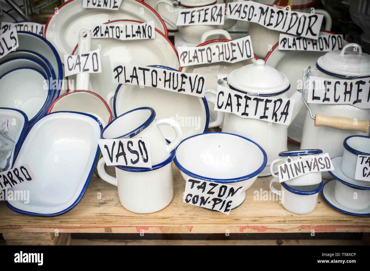 Alte spanische Shop bietet Emaille ware. Vintage white ware Stockfoto