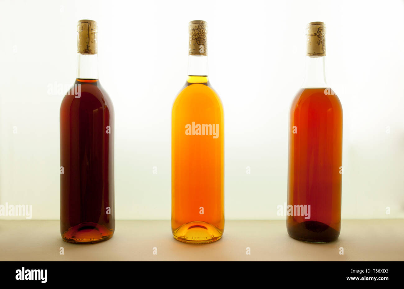 Drei Flaschen tawny Wein mit verschiedenen Tönen. Wein Farben Konzept Stockfoto