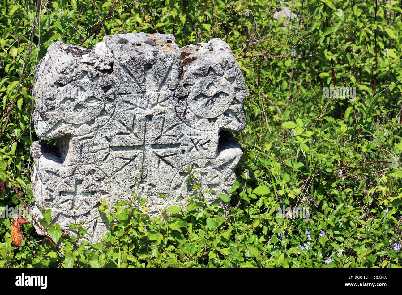 Orthodoxe und vedische Symbole auf Grabsteinen auf dem Friedhof im Dorf Rajac in Ostserbien Stockfoto