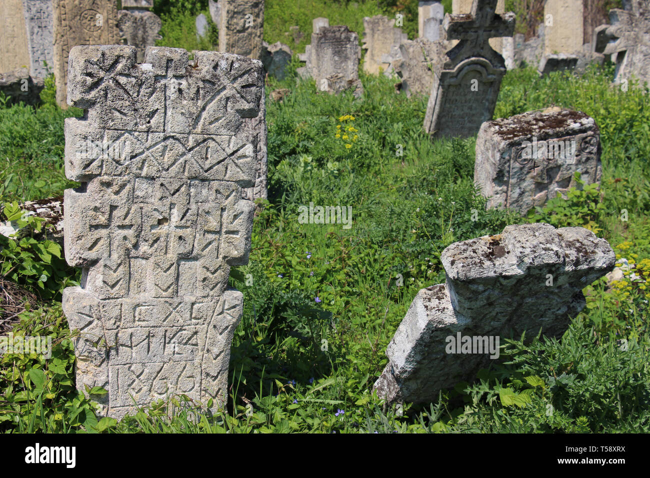 Orthodoxe und vedische Symbole auf Grabsteinen auf dem Friedhof im Dorf Rajac in Ostserbien Stockfoto