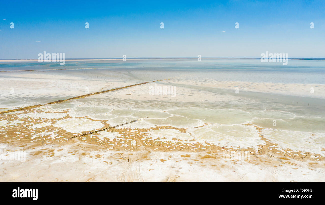 Ungewöhnliche Landschaft. Fantastische Aussicht. See Baskunchak, Kaliningrad Region, Russland. Kochsalzlösung. Grosse Steppe. Ansicht von oben Foto von quadcopter Stockfoto