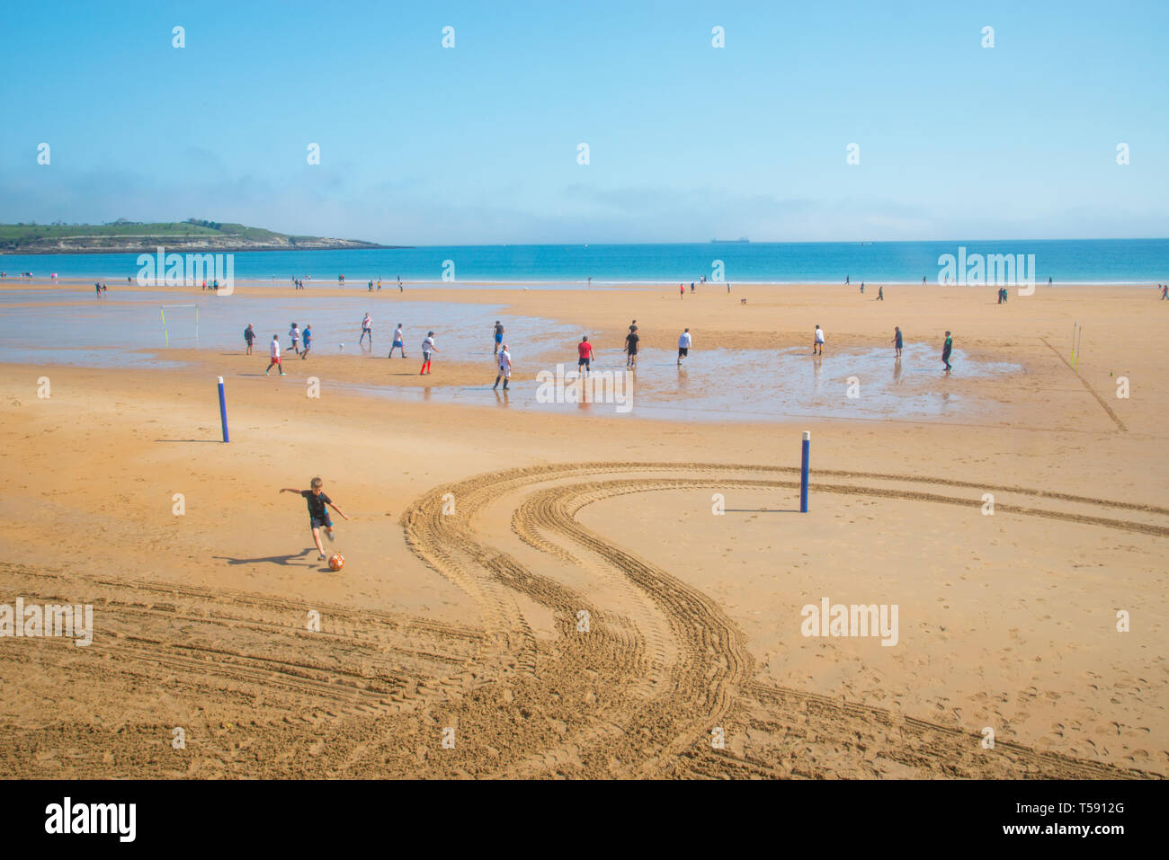 Menschen spielen Fußball am Strand. El Sardinero, Santander, Spanien. Stockfoto