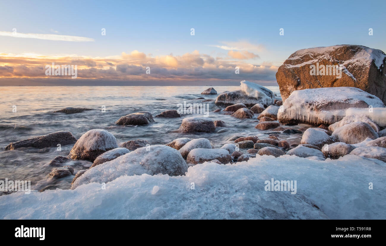 Malerische Winterlandschaft mit Blick auf das Meer und den Sonnenaufgang am Morgen. Schönes Licht mit felsigen Küste in Finnland. Stockfoto
