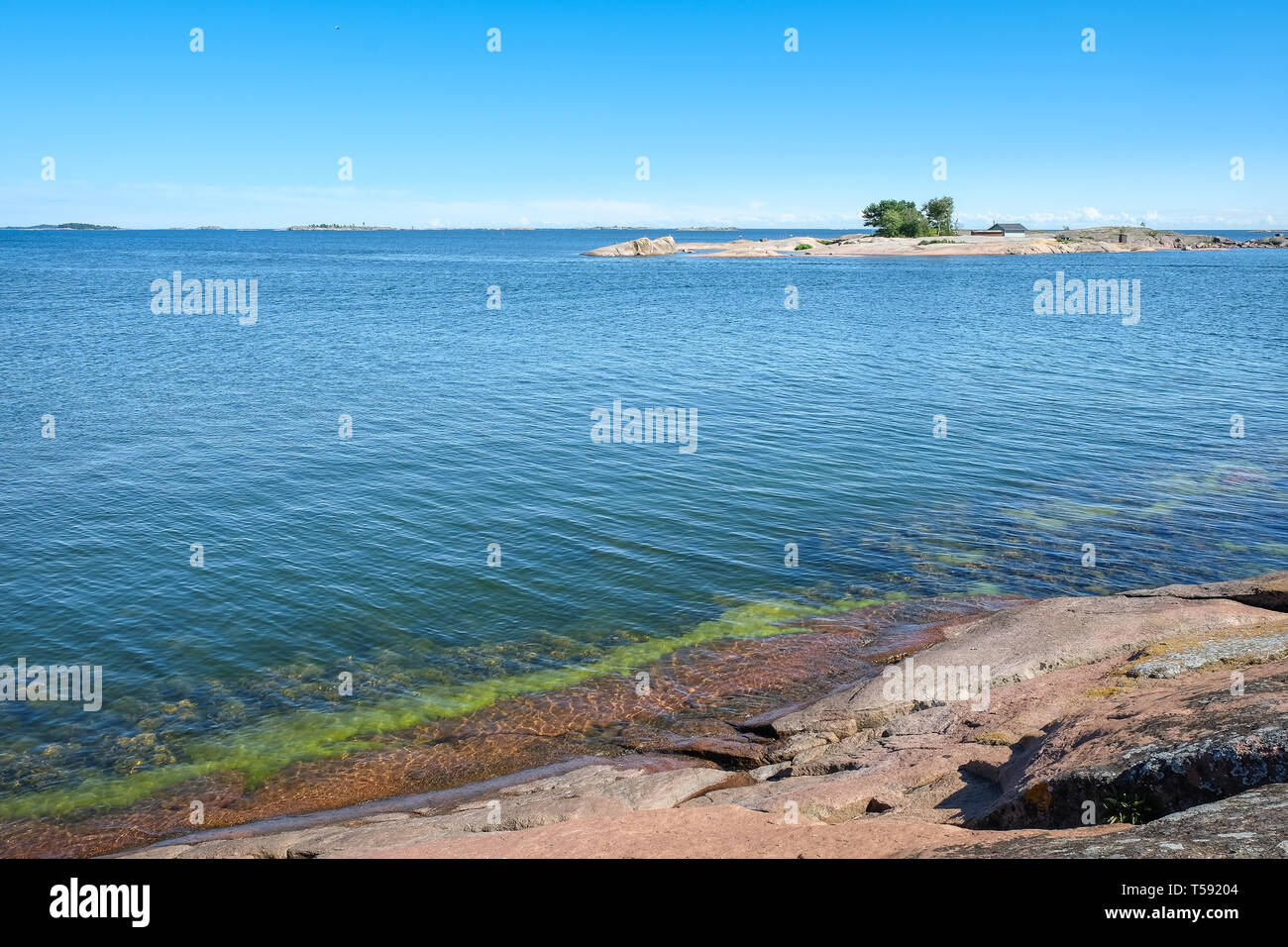 Helle Sommer Meer Landschaft mit Felsen Küste am freien Tag im Golf von Finnland Stockfoto