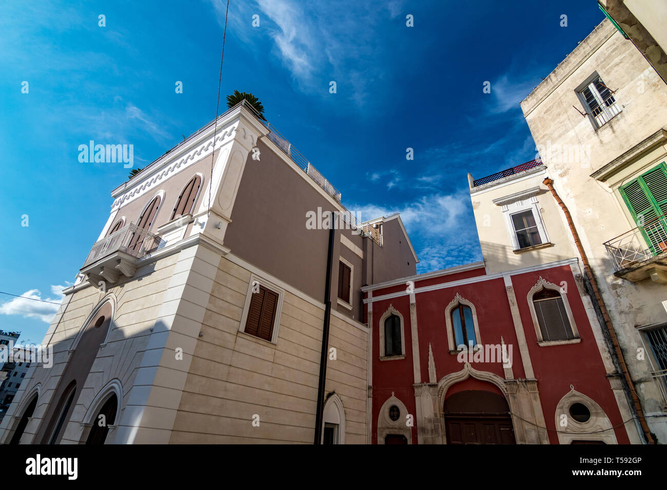 Schöne Fassade des Gebäudes in Apulien. Mediterrane Architektur des südlichen Italien. Landschaft summer blue-sky-Tag mit ausdrucksstarken Wolken. Tag Straße Gasse, Europäische Reise Fotografie Stockfoto