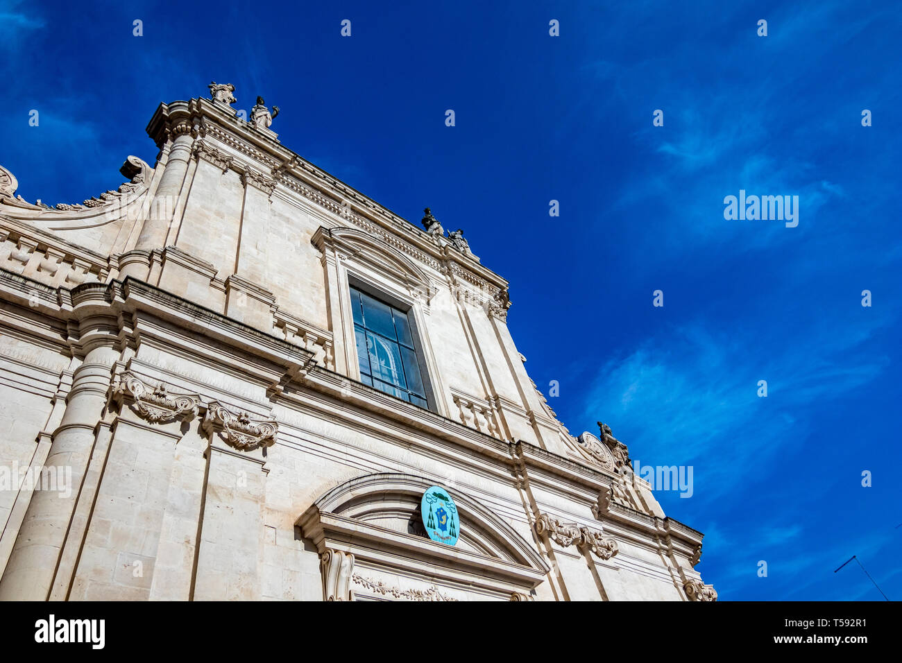 Schöne Fassade des Gebäudes in Apulien. Mediterrane Architektur des südlichen Italien. Landschaft summer blue-sky-Tag mit ausdrucksstarken Wolken. Tag Straße Gasse, Europäische Reise Fotografie Stockfoto