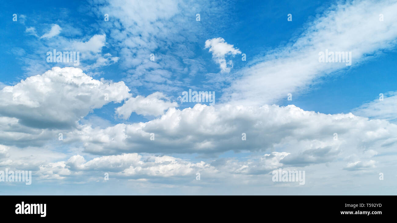 Blauer Himmel mit weißen Wolken. Stockfoto