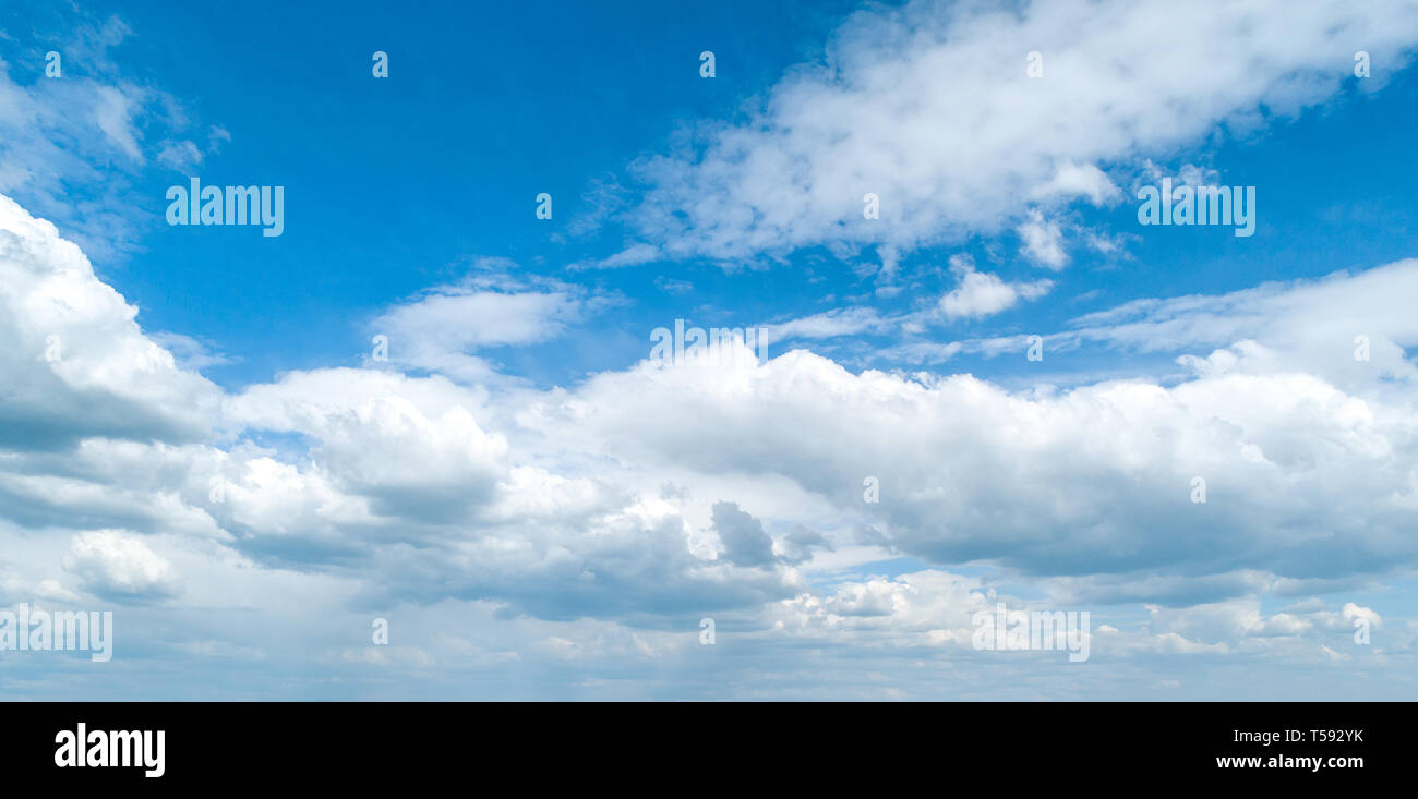 Blauer Himmel mit weißen Wolken. Stockfoto
