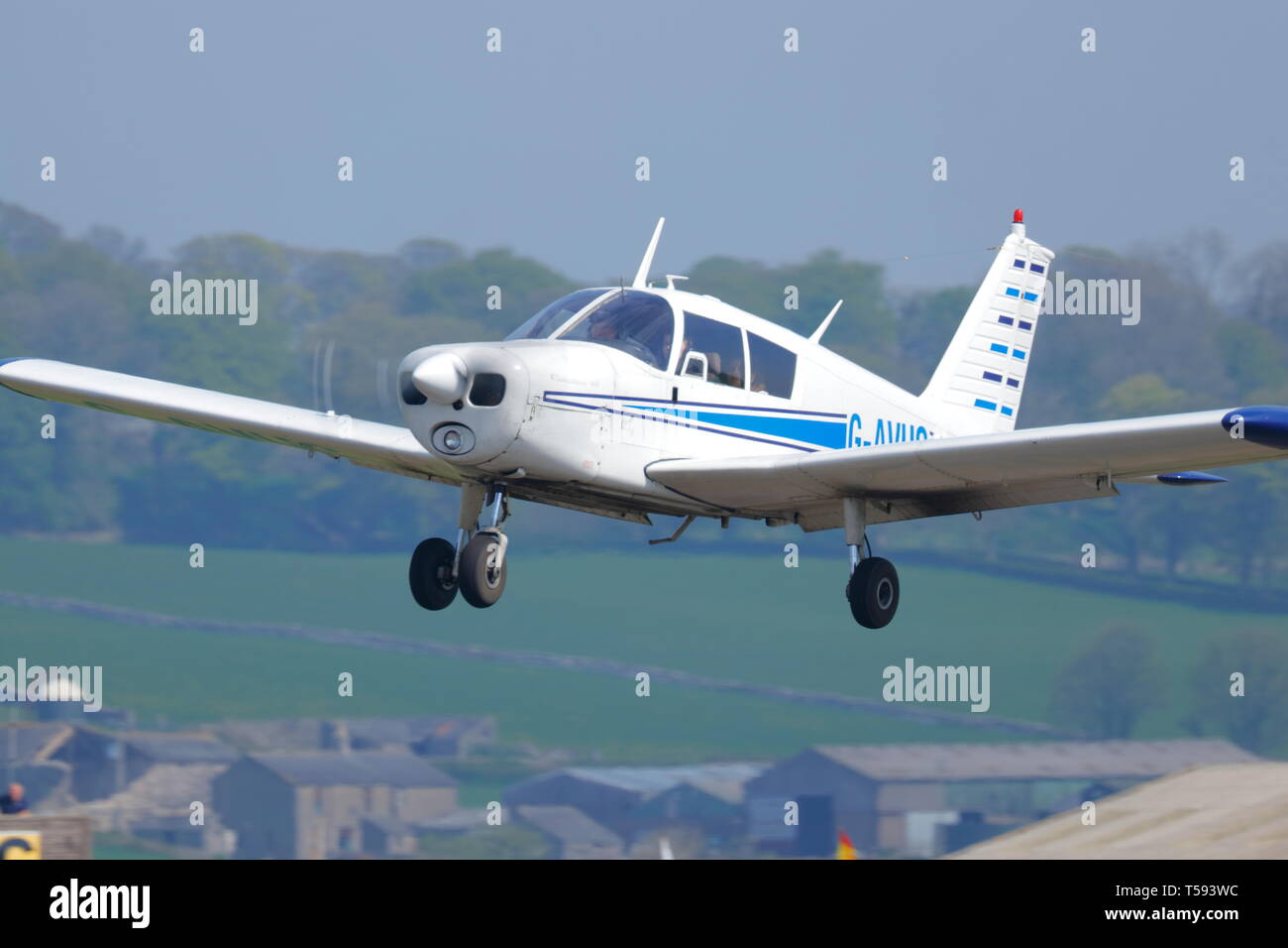 Eine Piper PA-28 140 Cherokee weg von Skydive North West in Flookburgh, Lake District. Stockfoto