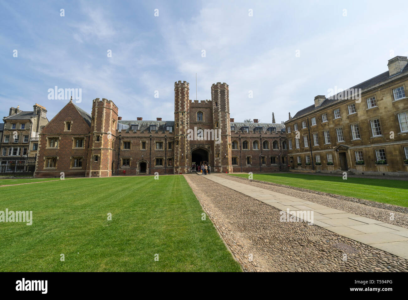 Große Tor St. Johns College Cambridge vom ersten Gericht Stockfoto