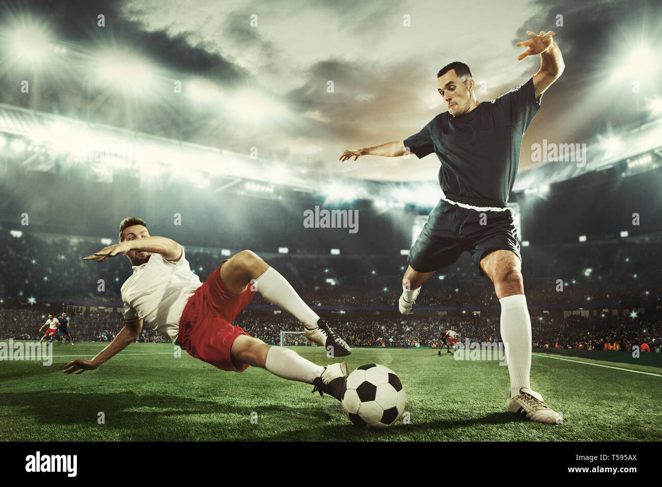 Zwei kaukasischen fit aktive Männer als Fußball-Spieler kämpfen mit Kugel am Stadion. Spiel Konzept. Kampfgeist. 3D-Modell des Stadions wurde von mir der Autor erstellt. Stockfoto