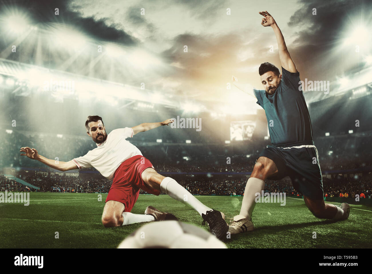 Zwei kaukasischen fit aktive Männer als Fußball-Spieler kämpfen mit Kugel am Stadion. Spiel Konzept. Kampfgeist. 3D-Modell des Stadions wurde von mir erstellt - der Autor. Stockfoto